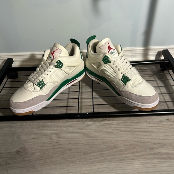 Jordan 4 Pine Green - Picture 3 of 4